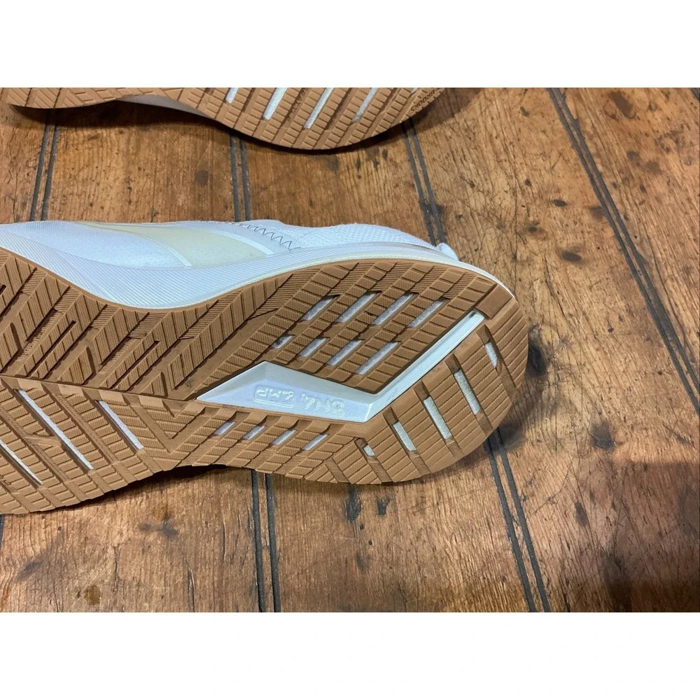 Brooks Levitate 4 LE Womens Size 10 White Silver Athletic Running Shoes Sneakers